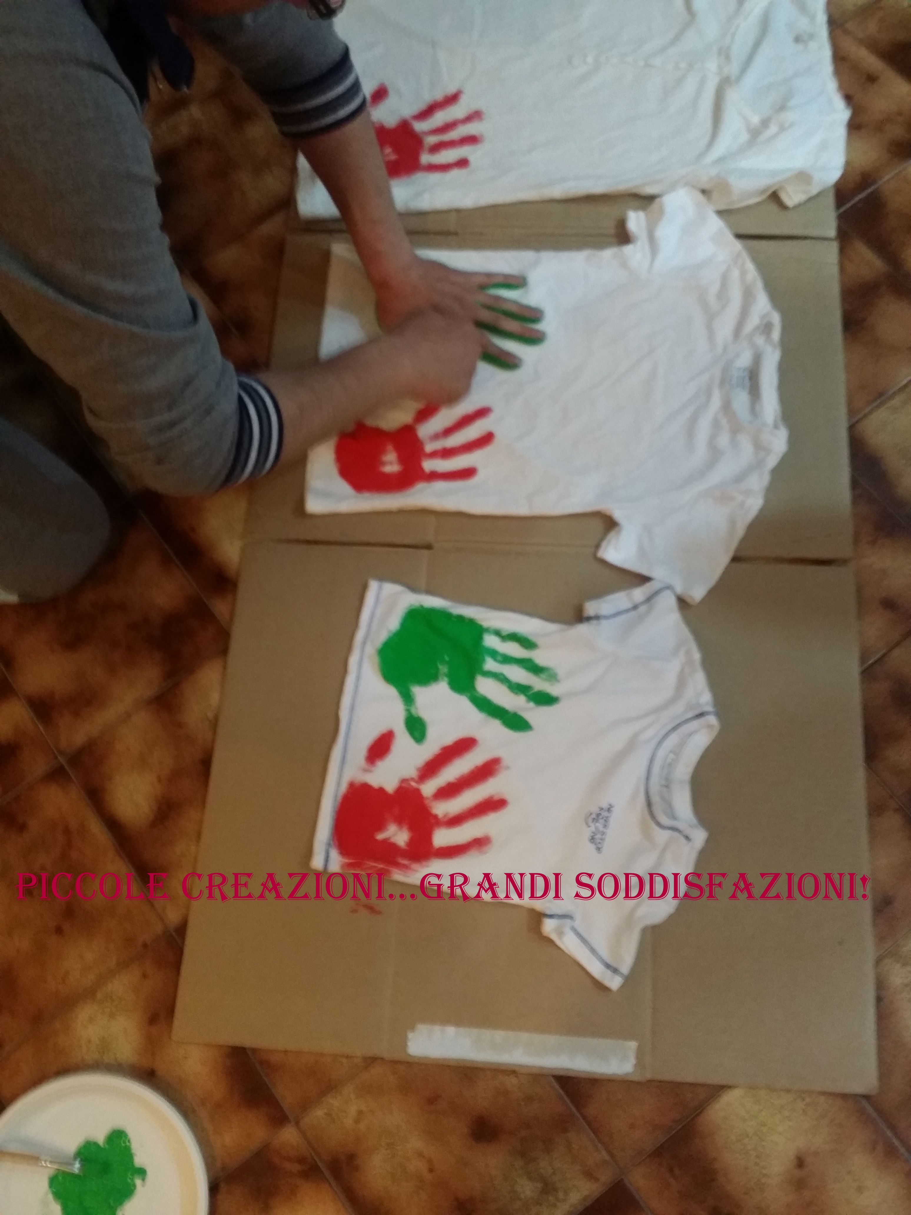 Magliette con impronte delle mani